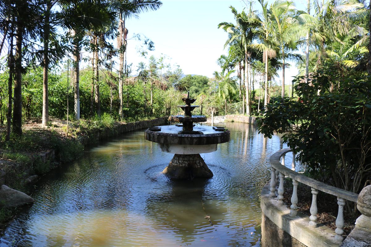 Lago com chafariz
